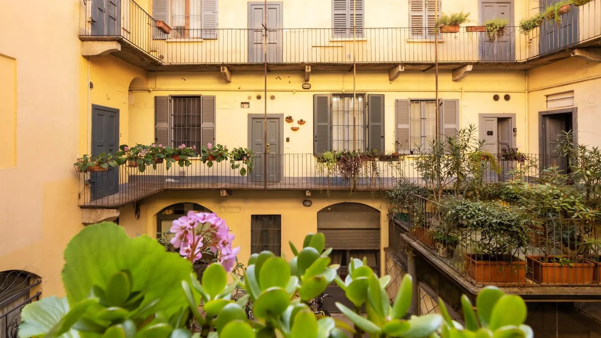 Bricks & Beams Studio In The Key Area Of Milan Apartment