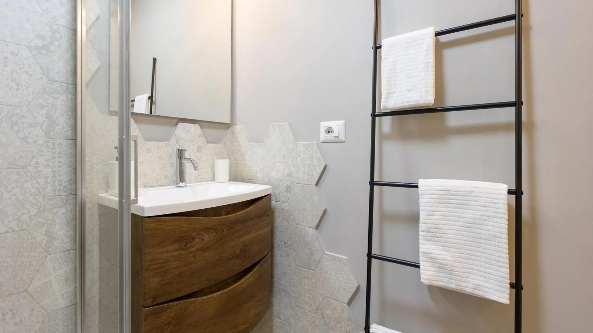 Apartment Bricks & Beams Studio In The Key Area Of Milan Italy