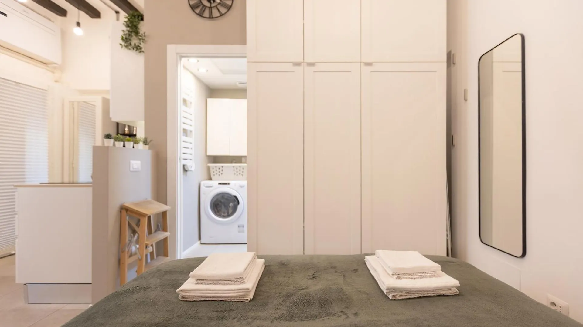Bricks & Beams Studio In The Key Area Of Milan Apartment